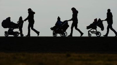 Η μέση ηλικία απόκτησης παιδιών ήταν τα 27 έτη κατά τα τελευταία 250.000 χρόνια. Tι δείχνει νέα μελέτη