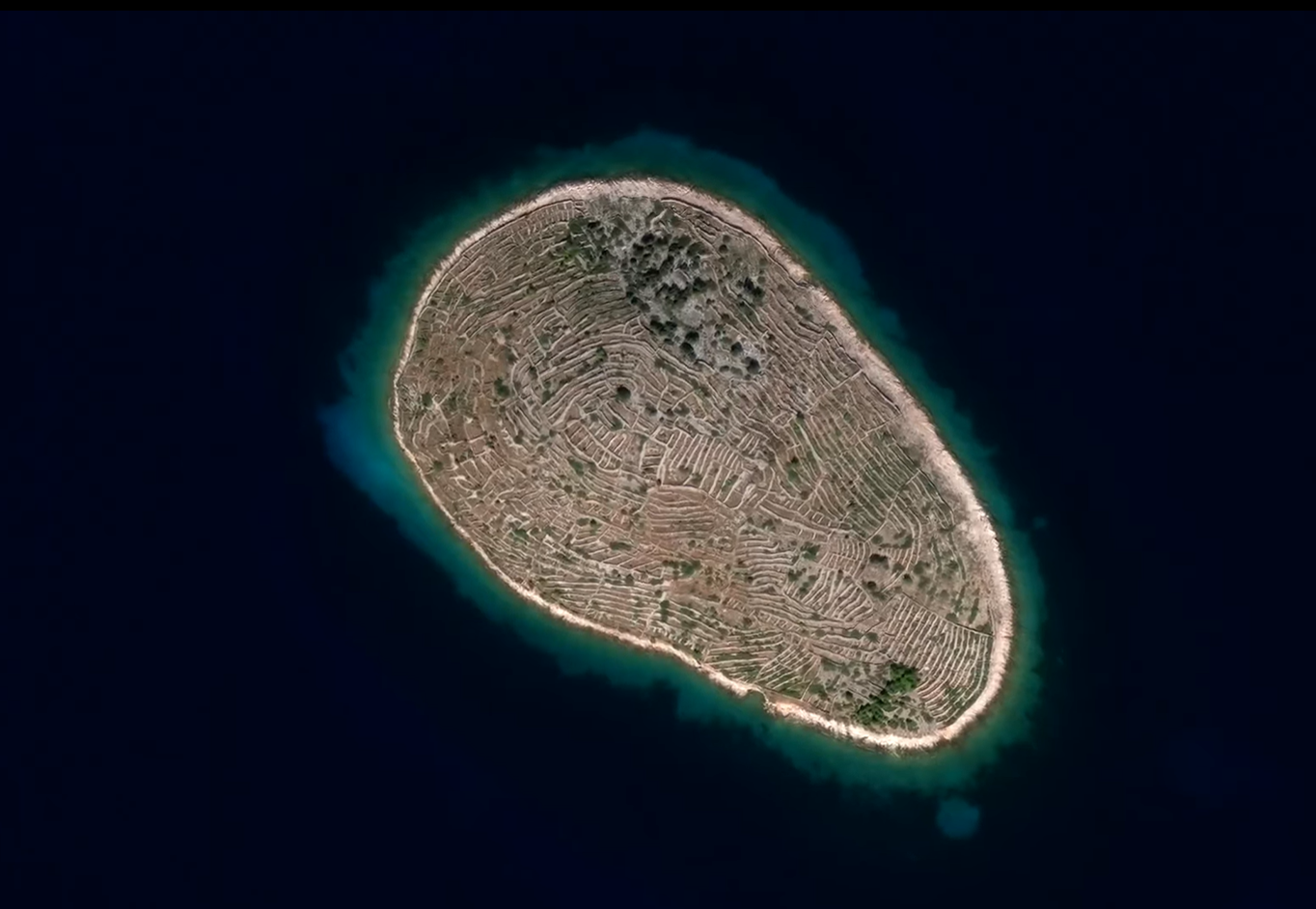 Το νησί “δακτυλικό αποτύπωμα”. Είναι ακατοίκητο και διαθέτει χιλιάδες ξερολιθιές. Ποιοι και γιατί το διαμόρφωσαν έτσι (φωτο)