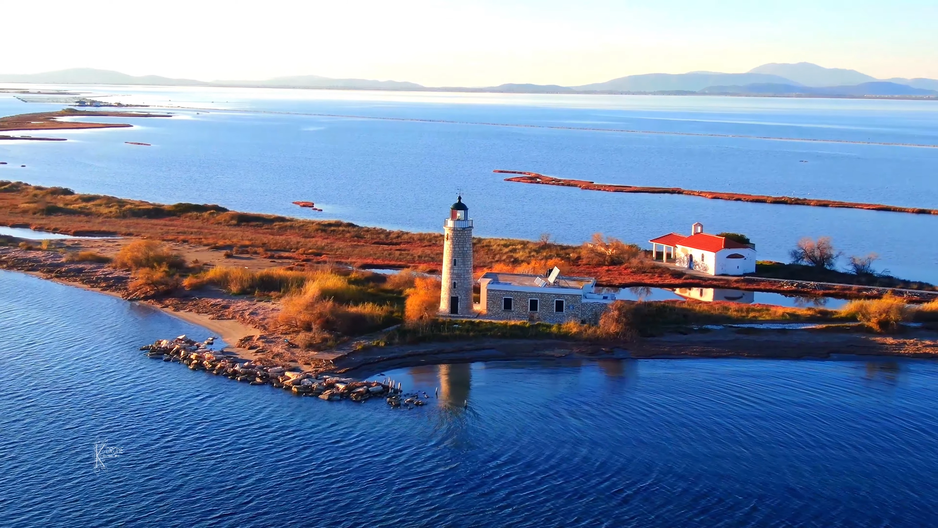 Η ιστορική νησίδα του Μεσολογγίου που υπήρξε ορμητήριο του ναυτικού. Εκεί αποβιβάστηκε ο Λόρδος Βύρων. Δείτε από ψηλά (drone)