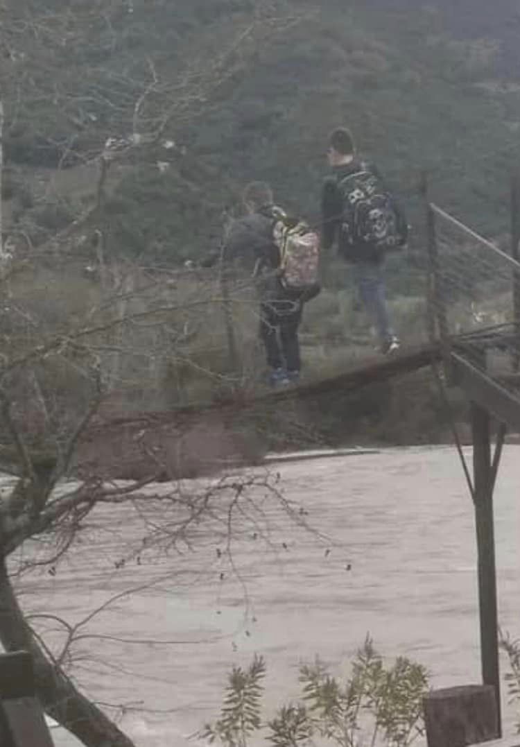 Παρέμβαση εισαγγελέα για επικίνδυνη αιωρούμενη γέφυρα που διέσχισαν μαθητές πάνω από τον Εύηνο