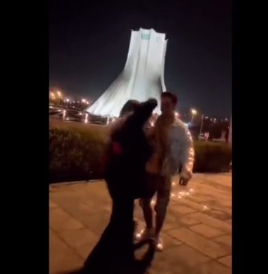 Ιράν. Nεαρό ζευγάρι καταδικάστηκε σε κάθειρξη 10,5 ετών επειδή χόρευε αγκαλιασμένο σε δρόμο