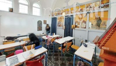 Μάθημα δίπλα στο ιερό κάνουν μαθητές της Γ’ Λυκείου στο Ηράκλειο. Δεν φτάνουν οι αίθουσες