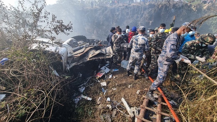 68 νεκροί από συντριβή αεροσκάφους στο Νεπάλ. Κηρύχθηκε εθνικό πένθος. Σοκαριστικό βίντεο επιβάτη τη στιγμή που πέφτει το αεροπλάνο
