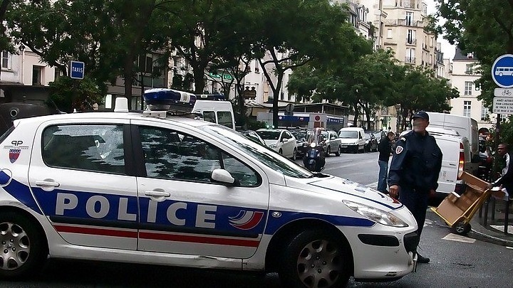 Κοριτσάκι 3 ετών βρέθηκε νεκρό μέσα στο πλυντήριο ρούχων σε σπίτι στο Παρίσι. Τι εξετάζει η αστυνομία