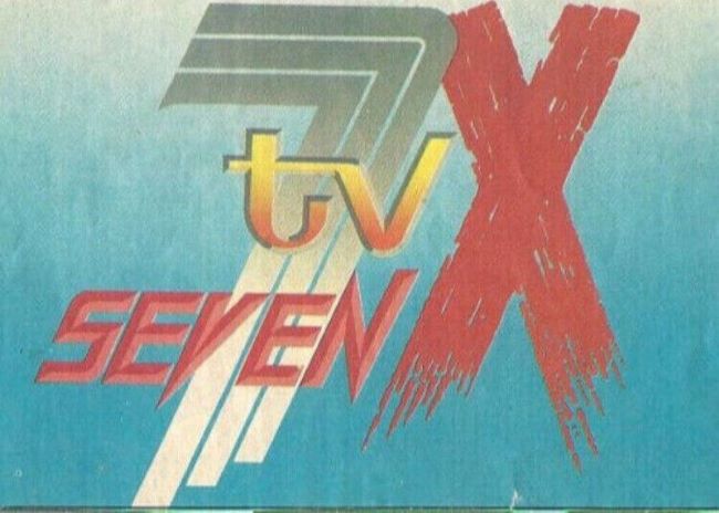 Seven X: ο «εναλλακτικός» τηλεοπτικός σταθμός των 90ς. Μαλβίνα, Πανούσης και λοιπές δυνάμεις
