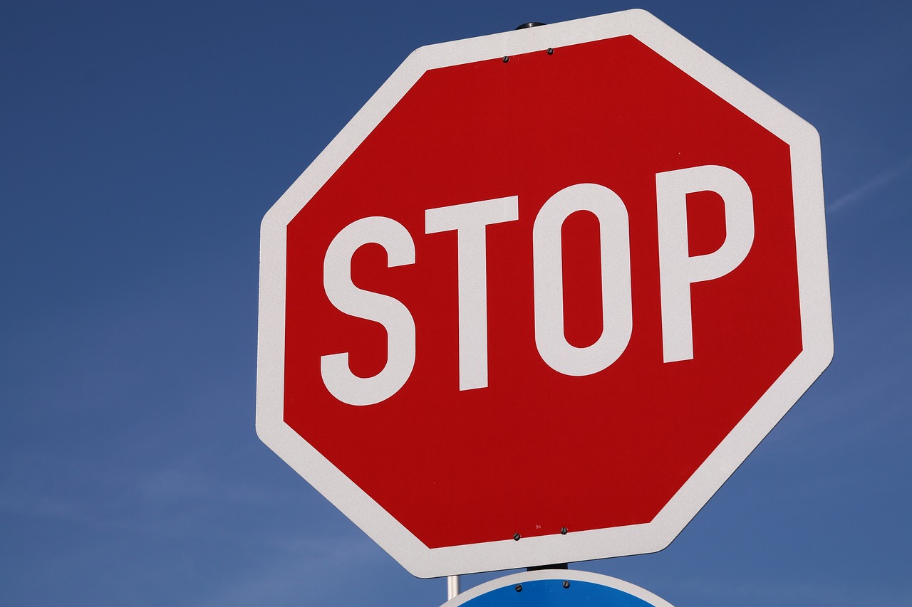 Τι αλλάζει στην πινακίδα του STOP στους δρόμους. Σε ποια χώρα θα εφαρμοστεί αρχικά