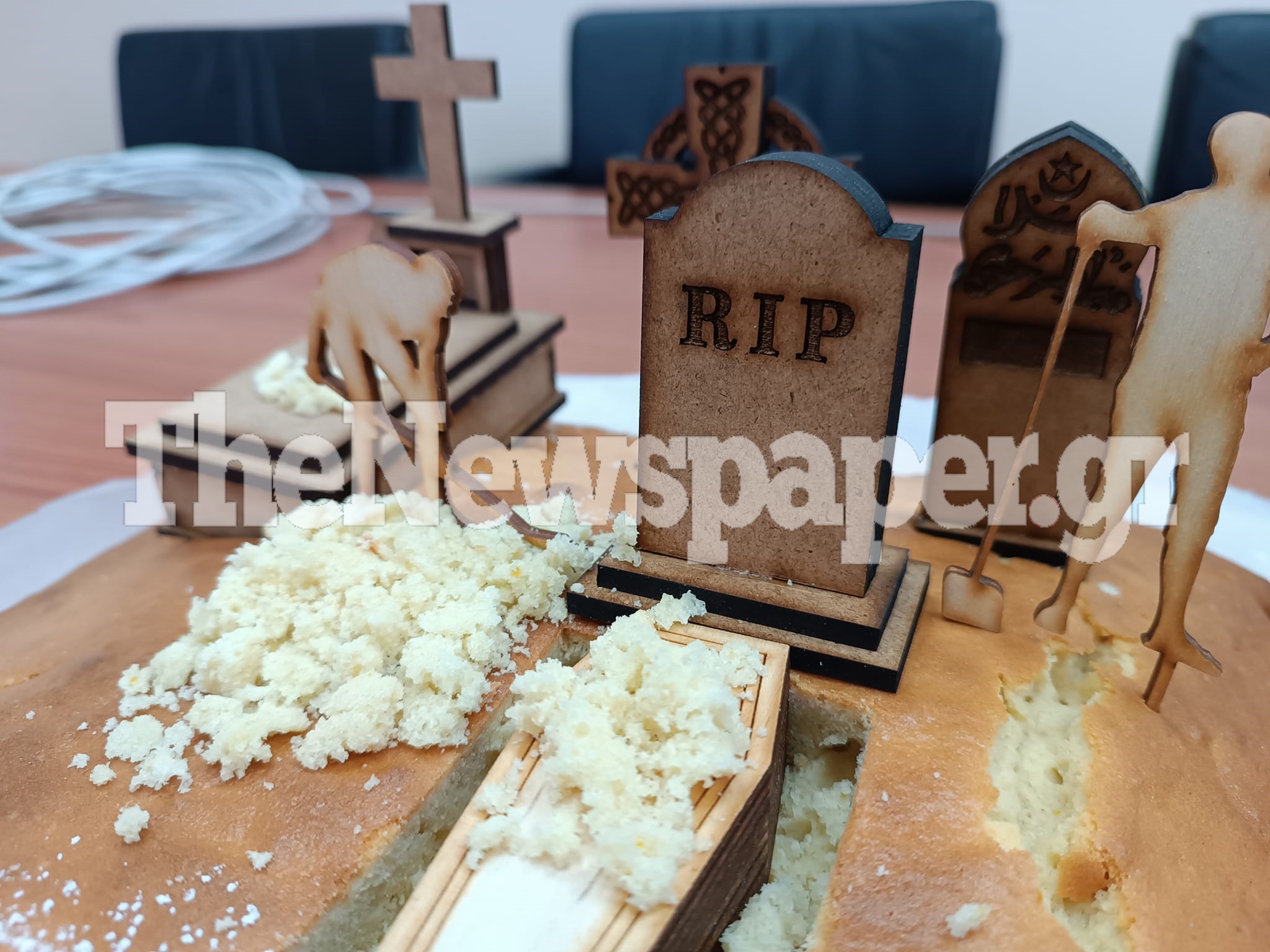 Βόλος. Η viral βασιλόπιτα του κοιμητήριου με τάφους, σταυρούς και νεκροθάφτες