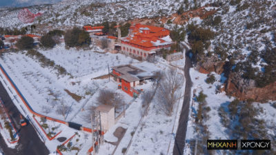 Η “αθέατη” από την Αθήνα Μονή, βόρεια της Σπηλιάς του Νταβέλη. Δείτε τη χιονισμένη από ψηλά (drone)
