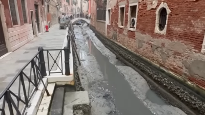 Στέρεψαν από νερό τα κανάλια της Βενετίας λόγω της άμπωτης. Ανησυχίες για ακόμη μία χρονιά ανομβρίας στη βόρεια Ιταλία