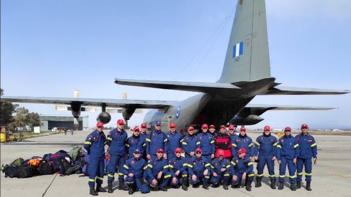 Αναχώρησε η ελληνική αποστολή βοήθειας για την Τουρκία. Αυτοί είναι οι 21 πυροσβέστες της ΕΜΑΚ