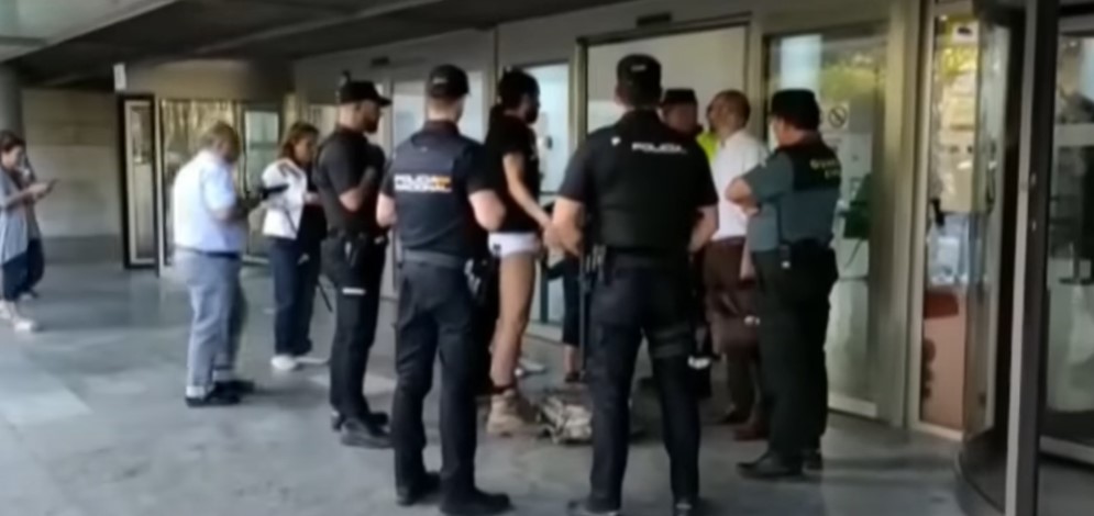 Ισπανία. Δικαστήριο δικαίωσε 29χρονο που του επιβλήθηκε πρόστιμο επειδή κυκλοφορούσε γυμνός (Βίντεο)