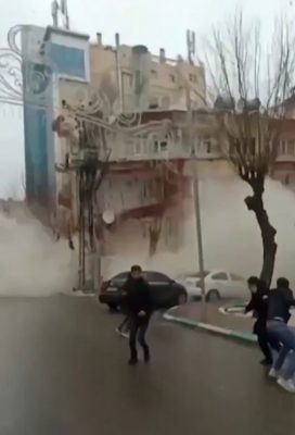 Σεισμός στην Τουρκία. Βίντεο από κτίριο που καταρρέει στη συνοικία Haliliye. Μετακινήθηκε η τεκτονική πλάκα κατά 3 μέτρα