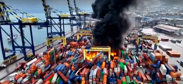 Σεισμός στην Τουρκία. Πυρκαγιά στο λιμάνι του Ισκεντερούν (Βίντεο)