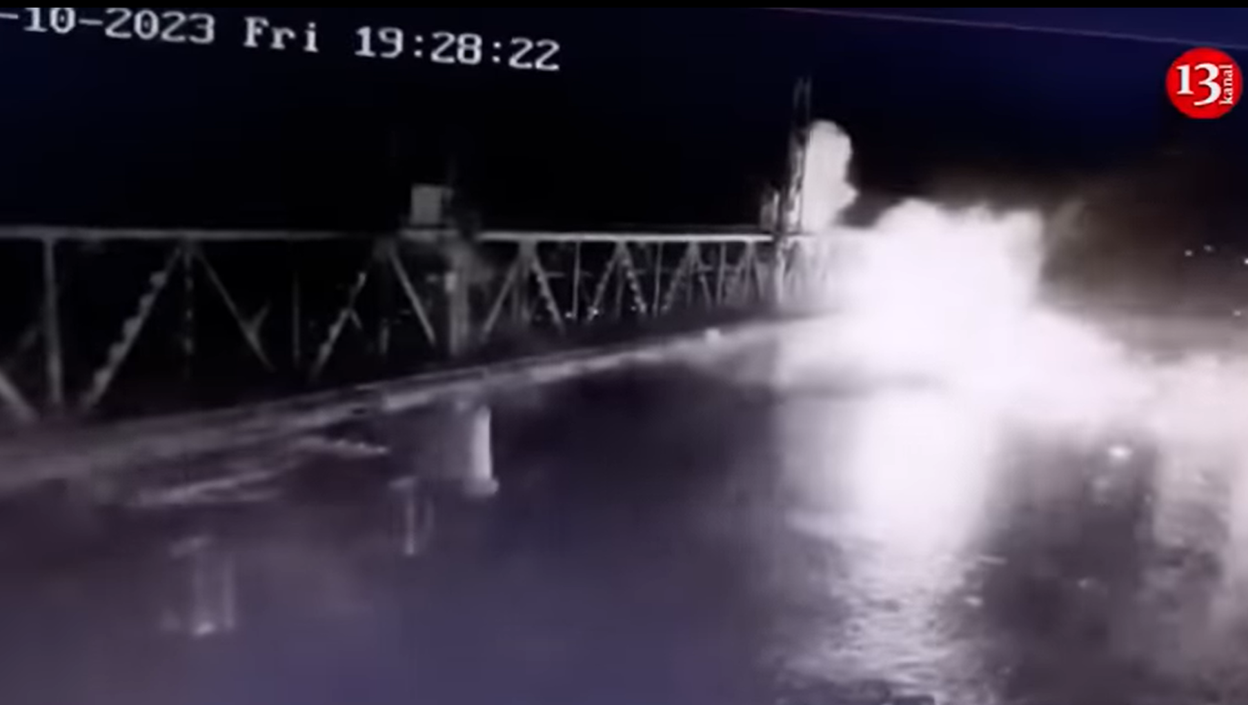 Στη δημοσιότητα βίντεο που δείχνει ρωσικό θαλάσσιο drone να εκρήγνυται σε γέφυρα στην Ουκρανία