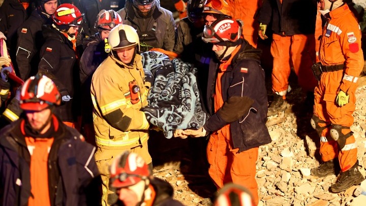 Ξεπερνούν τους 23.000 οι νεκροί από τον σεισμό. Το σκάνδαλο των «χάρτινων κτιρίων» του Ερντογάν