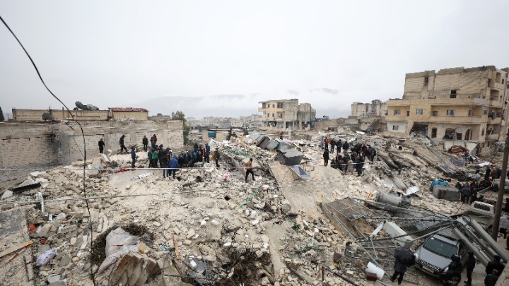 Σεισμός στη Συρία. Στους 810 οι νεκροί, χιλιάδες οι τραυματίες. Εκτός λειτουργίας το διυλιστήριο της Μπανιάς