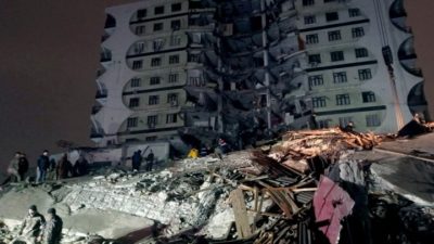 Bίντεο από τη στιγμή του φονικού σεισμού στην Τουρκία. Η ανατριχιαστική βοή ενώ τα κτίρια καταρρέουν