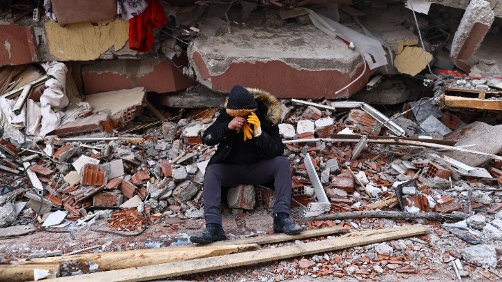 Εντοπίστηκε τέταρτο παιδί ζωντανό από τους Έλληνες διασώστες στην Τουρκία. Bρισκόταν κάτω από τη νεκρή μητέρα του
