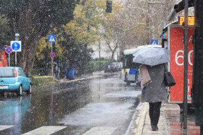 Κακοκαιρία Barbara. Το χιόνι έφτασε στην Αττική. Απαγορευτικό απόπλου από τα λιμάνια. Πού αναμένονται τα μεγαλύτερη ύψη χιονιού (χάρτης)