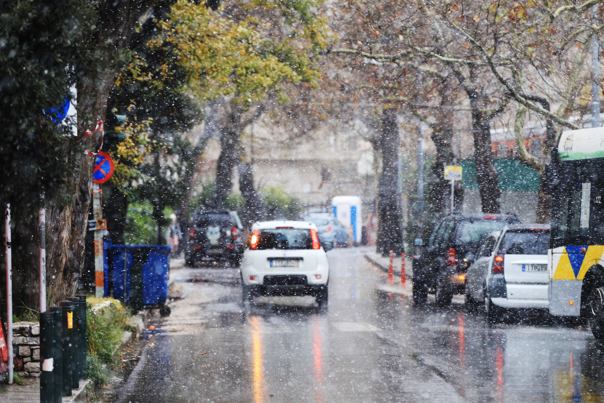 Κακοκαιρία Barbara. Κλειστά τα καταστήματα στη βόρεια Αττική αύριο Δευτέρα. Απαγόρευση delivery και courier