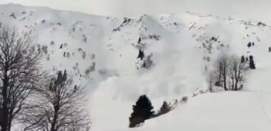Η στιγμή που χιονοστιβάδα θάβει δύο Πολωνούς σκιέρ στο Κασμίρ. Τουλάχιστον 21 άτομα διασώθηκαν (βίντεο)