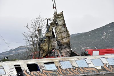 Τέμπη. Στους 46 οι νεκροί. Έβγαλαν επτά απανθρακωμένες σορούς από το βαγόνι-εστιατόριο