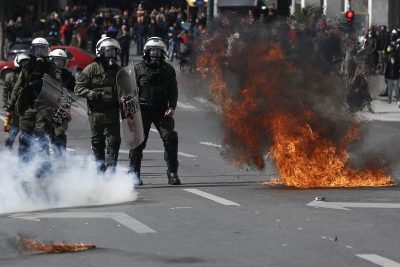 Επεισόδια στο Σύνταγμα. Μολότοφ και χημικά στη συγκέντρωση για τα Τέμπη (φωτο και βίντεο)