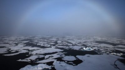 Ο θαλάσσιος πάγος της Αρκτικής μειώθηκε πάνω από 50% σε πάχος εξαιτίας της κλιματικής αλλαγής. Τι δείχνει μελέτη