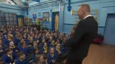 Διευθυντής σχολείου στη Βρετανία επιστρέφει μετά από ανακοπή καρδιάς και οι μαθητές ξεσπούν σε κλάματα (Βίντεο)