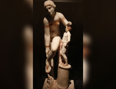 Το άγαλμα της Αφροδίτης που θεωρήθηκε άσεμνο εκτίθεται στο Μουσείο της Ακρόπολης. Για αιώνες έμενε κρυμμένο στο Μουσείο της Νάπολης