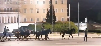 Άλογα και αναβάτες έκαναν πρόβα στο κέντρο της Αθήνας για την παρέλαση της 25ης Μαρτίου (βίντεο)