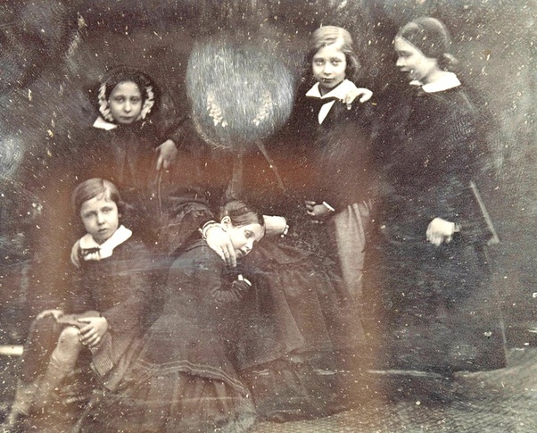 Γιατί η βασίλισσα Βικτωρία έξυσε το πρόσωπό της σε μία από τις πρώτες φωτογραφίες με τα 5 παιδιά της