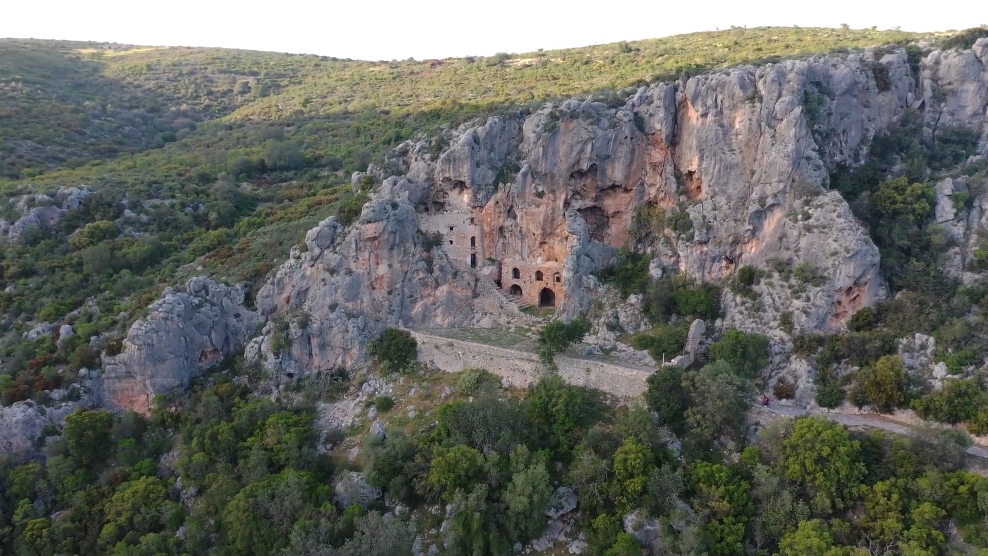 Πώς ο Ιμπραήμ έκαψε ζωντανούς τους κάτοικους στο Βρονταμά. Αρνήθηκαν να προσκυνήσουν και κλείστηκαν στο σπηλαιομονάστηρο