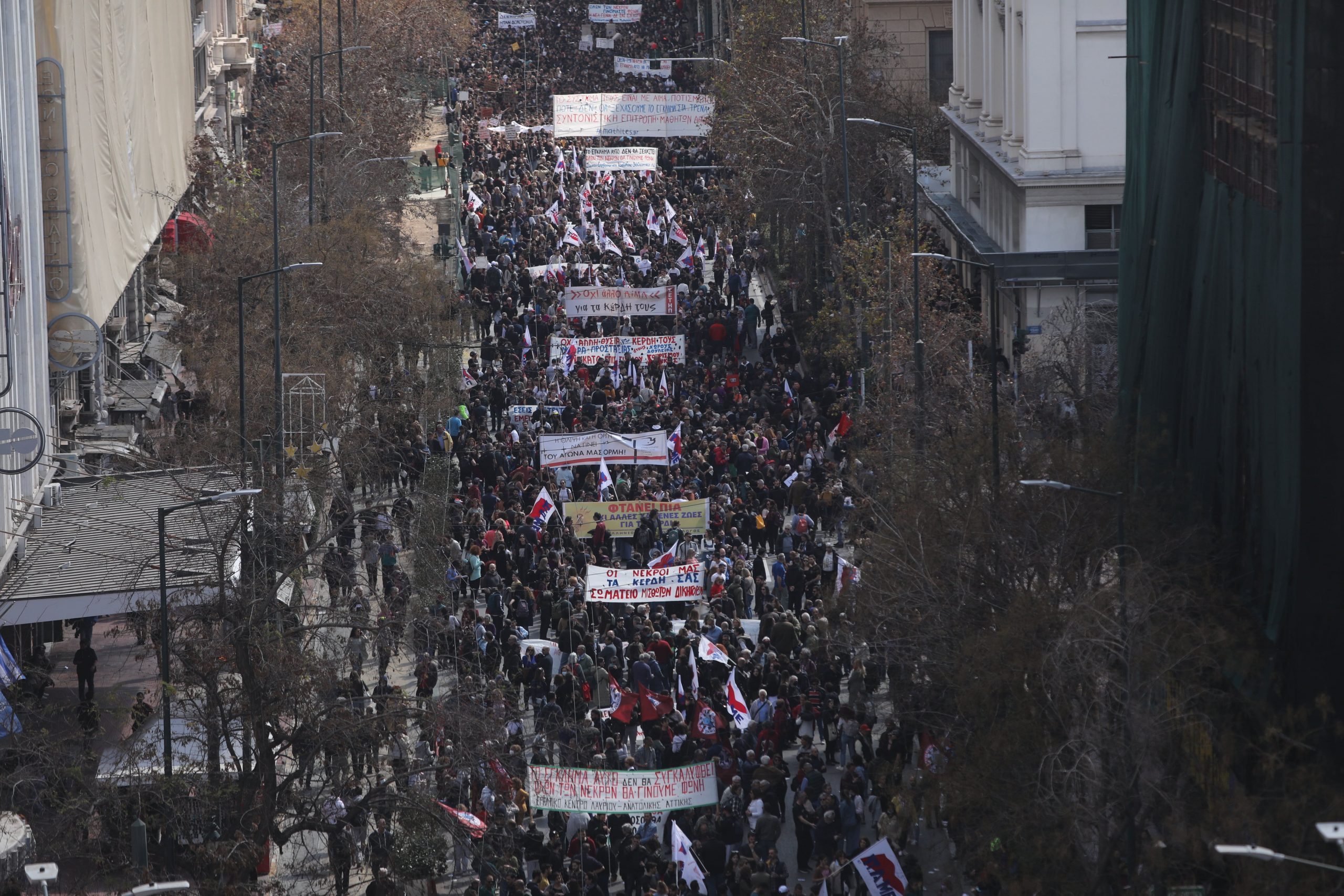 Λαοθάλασσα στις απεργιακές συγκεντρώσεις στο κέντρο της Αθήνας. Χιλιάδες κόσμου και σε άλλες πόλεις της Ελλάδας (φωτο και βίντεο)