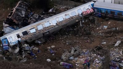38 επιβεβαιωμένοι νεκροί από το σιδηροδρομικό δυστύχημα στα Τέμπη. 72 νοσηλεύονται, οι 6 σε ΜΕΘ