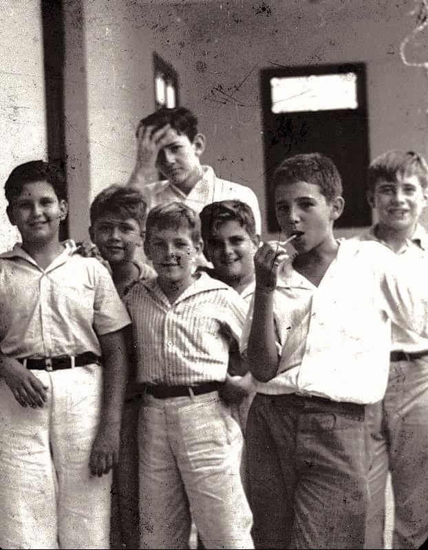 Ποιο είναι το αγόρι με το γλειφιτζούρι στο διάλειμμα του σχολείου του; Υπήρξε από τους σημαντικότερους ηγέτες  του κόσμου