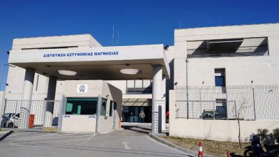 Κρατούμενος απέδρασε από κρατητήριο του Βόλου με τηλεκάρτα. Συνελήφθη αστυνομικός, διατάχθηκε και ΕΔΕ