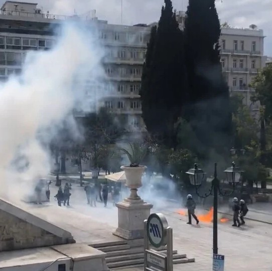 Επεισόδια με μολότοφ και χημικά στο Σύνταγμα. Στο συλλαλητήριο για τα Τέμπη