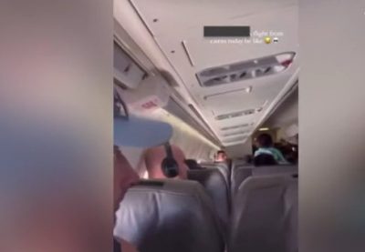 Αναγκαστική προσγείωση αεροπλάνου μετά από θραύση παράθυρου σε καυγά επιβατών (Βίντεο)