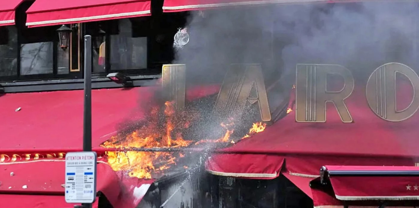 Διαδηλωτές έβαλαν φωτιά στο αγαπημένο εστιατόριο του Μακρόν στο Παρίσι (βίντεο)
