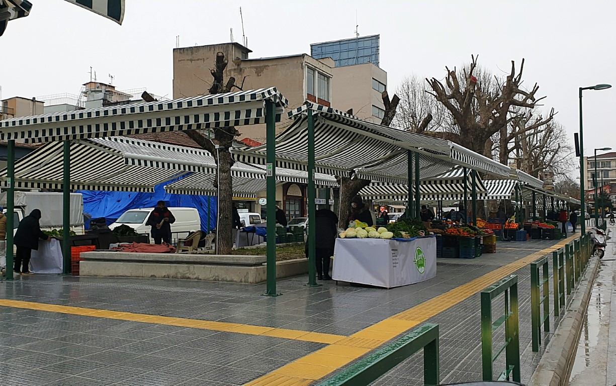 Γυναίκα βρήκε φάκελο με 17 χιλ. ευρώ σε λαϊκή των Τρικάλων. Τα παρέδωσε και δεν δέχτηκε ούτε να νόμιμα εύρετρα