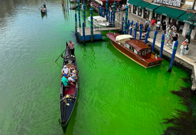 Το νερό στο Μεγάλο Κανάλι της Βενετίας έγινε πράσινο. Έρευνα των αρχών για τα αίτια. Πότε έγινε ξανά και γιατί