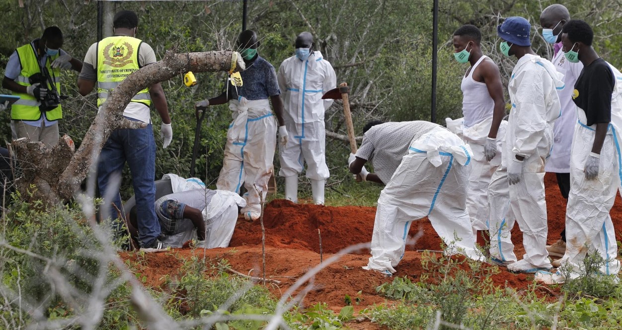 Τουλάχιστον 226 τα θύματα αίρεσης στην Κένυα που νήστεψαν μέχρι θανάτου. Βρέθηκαν άλλες 15 σοροί σε δάσος