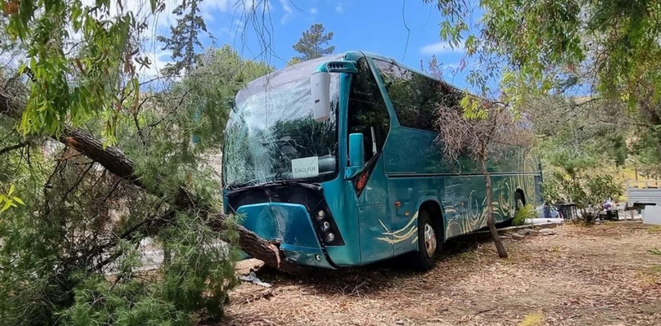 Τροχαίο ατύχημα στην Αίγινα με λεωφορείο γεμάτο μαθητές. Τρεις ελαφρά τραυματισμένοι