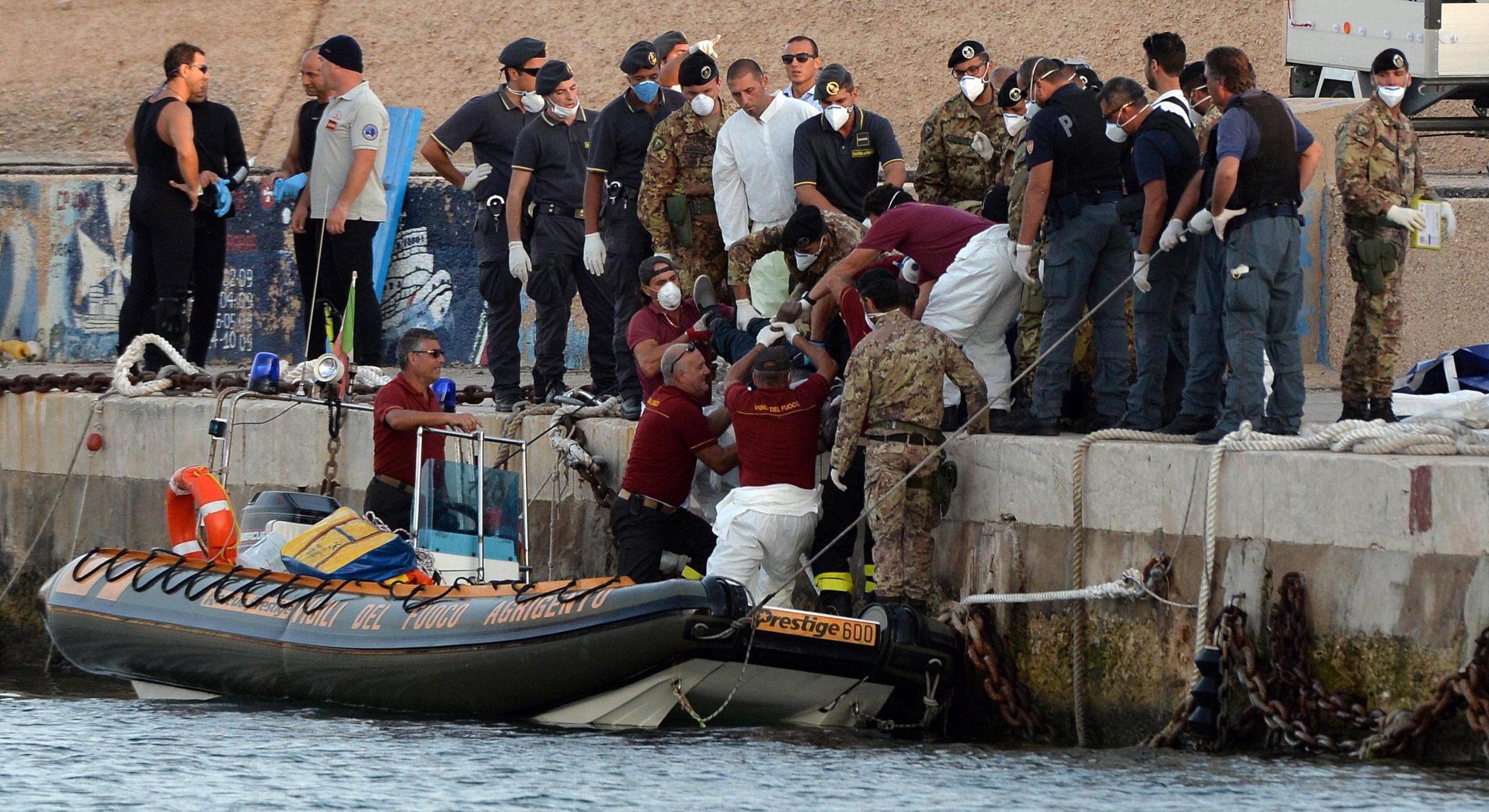 Το ναυάγιο στη Λαμπεντούζα. Πνίγηκαν περισσότεροι από 350 άνθρωποι. Αφετηρία η Λιβύη. Βιασμοί και βασανιστήρια πάνω στο σκάφος