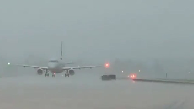 Kεραυνός χτυπά την ουρά ενός αεροσκάφους στο Αρκάνσας (Βίντεο)