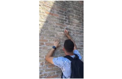 Ταυτοποιήθηκε ο τουρίστας που χάραξε με κλειδιά ονόματα στο Κολοσσαίο (Βίντεο)