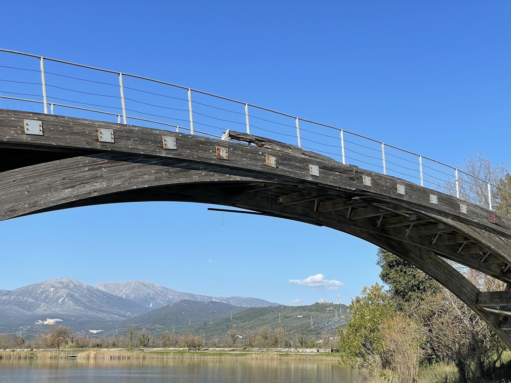 Κατέρρευσε ξύλινη γέφυρα σε πάρκο της Άρτας. Τι απαντά ο Δήμος