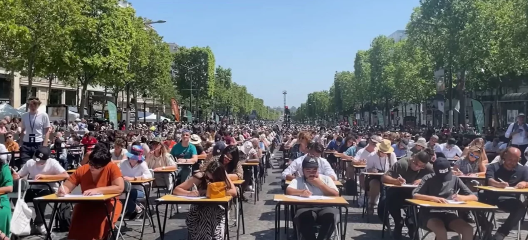 Η λεωφόρος Ηλυσίων Πεδίων έγινε μια απέραντη τάξη για διαγωνισμό ορθογραφίας (βίντεο)