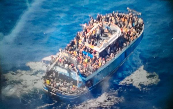 Λιμενικό για ναυάγιο στην Πύλο: “Πετάξαμε κάβο 3 ώρες πριν τη βύθιση. Τον έλυσαν οι μετανάστες”